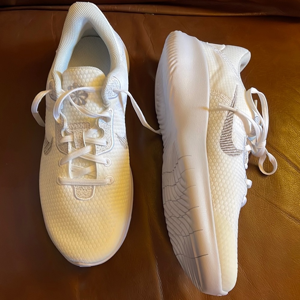 BRAND NEW women’s size 10.5 WIDE Nike Flex Experience Run 11 sneaker
